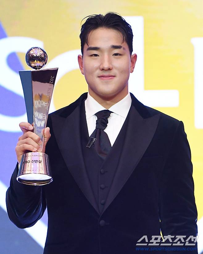 24일 오후 서울 송파구 롯데호텔에서 2025KBO시상식이 열렸다. 신인상을 수상한 안현민이 트로피를 들고 있다. 정재근 기자 cjg@sportschosun.com/2025.11.24/