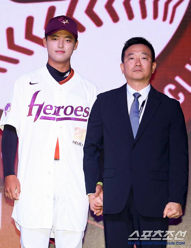 2026 KBO 신인 드래프트가 17일 서울 롯데호텔월드에서 열렸다. 키움에 1라운드 지명된 북일고 박준현이 기념촬영을 하고 있다. 잠실=박재만 기자 pjm@sportschosun.com/2025.09.17/