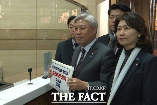 조국혁신당 끝까지간다특별위원회 위원들이 10일 오전 서울 서대문구 경찰청에서 장동혁 국민의힘 대표의 법조비리 의혹과 관련한 고발장 접수를 하고 있다. / 경찰청=김민지 기자