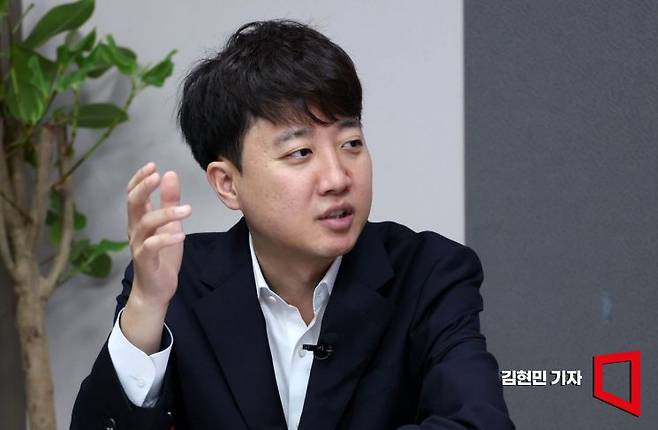 이준석 개혁신당 대표가 과거 자신에게 제기된 '홍매화 식수' 논란을 거론하며 정치권의 통일교 금품 의혹을 비판했다. 아시아경제DB