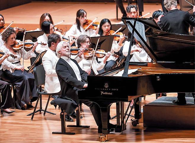 마스트미디어폴란드 명 피아니스트 크리스티안 지메르만이 지난 6월 예술의전당에서 열린 뉴욕 필하모닉 오케스트라의 내한 공연에서 협연하는 모습.