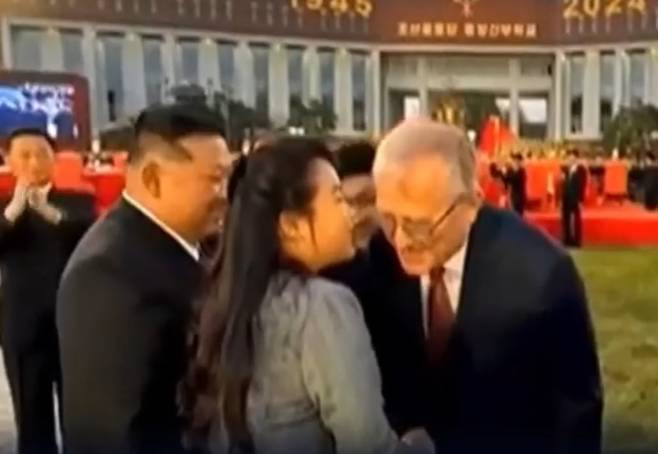 작년 10월 노동당 창건 79주년 경축연회에 참석한 북한 김정은이 딸 주애의 허리를 살짝 치자 김주애가 주북 러시아 대사와 귓속말하고 있다. /조선중앙TV