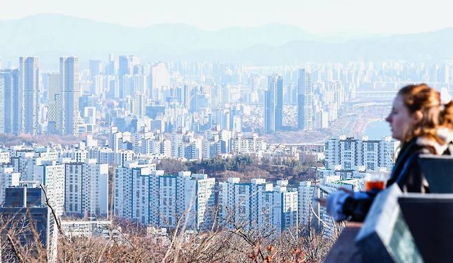 이재명 대통령 취임 6개월 동안 서울 강남의 고가 주택 가격은 윤석열 전 대통령 시절보다 더 올랐다. 사진은 지난 12월 8일 서울 남산에서 내려다본 아파트 단지 모습./뉴스1