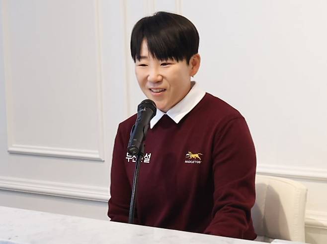 10일 취재진과 인터뷰하는 신지애./매드캐토스