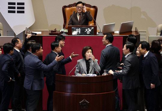 지난 9일 국회 본회의에서 나경원 국민의힘 의원이 '가맹사업거래의 공정화에 관한 법률 일부개정법률안'에 대해 무제한 토론하는 가운데 여야 의원들이 발언대에서 목소리를 높이며 신경전을 이어가고 있다. 연합뉴스