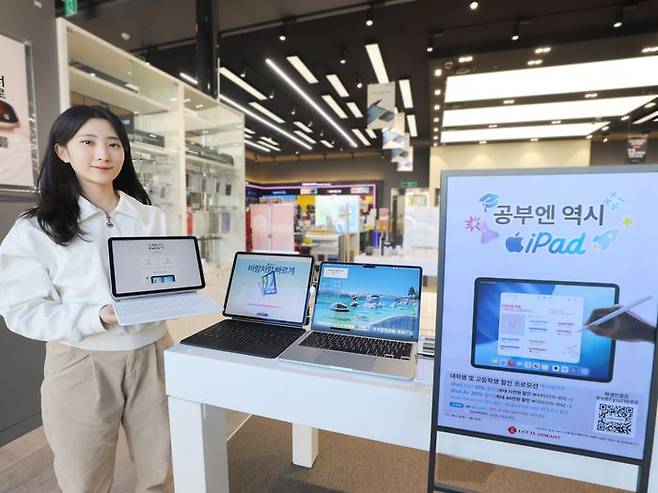 고객이 롯데하이마트에서 노트북을 소개하고 있다.ⓒ롯데하이마트