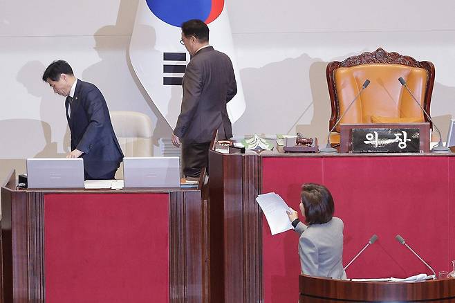 나경원 국민의힘 의원이 9일 서울 여의도 국회에서 열린 제429회국회(정기회) 제16차 본회의에서 무제한 토론(필리버스터) 중 우원식 의장이 정회를 선포하자 항의하고 있다. 2025.12.9/뉴스1