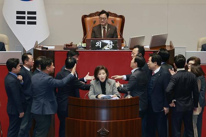 나경원 국민의힘 의원이 9일 서울 여의도 국회에서 열린 제429회국회(정기회) 제16차 본회의에서 가맹사업거래의 공정화에 관한 법률 일부개정법률안에 대한 필리버스터를 하던 중 의제와는 관련없는 발언을 이어가자 여야 의원들이 나와 언쟁을 벌이고 있다. 2025.12.09. 뉴시스