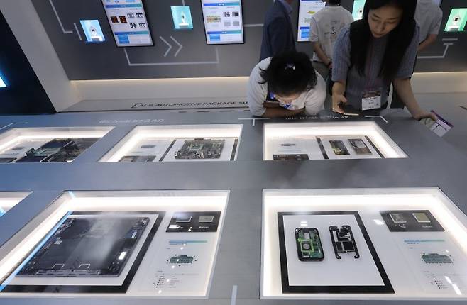 삼성전기의 내년 최고 매출과 영업이익이 역대 최고치를 경신할 것이라는 기대가 커지고 있다. 사진은 인천 연수구 송도컨벤시아에서 열린 '제22회 국제 첨단 반도체 기판 및 패키징 산업전'을 찾은 관람객들이 삼성전기 부스에서 반도체 패키지 기판을 살펴보고 있는 모습. /사진=뉴시스