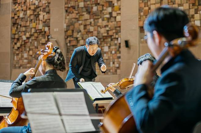 알레그로 오케스트라 단원들이 사이에서 윤염광 감독이 연주를 지휘하는 모습 /사진=파이낸셜뉴스 사진DB
