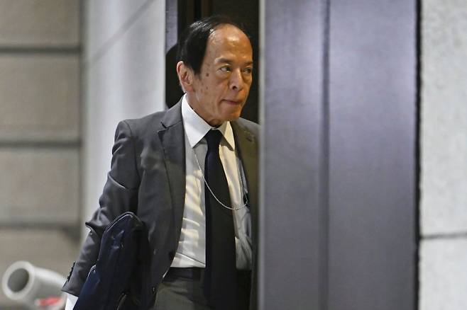 우에다 가즈오 일본은행 총재가 지난달 7월31일 도쿄 일본은행 본점에 도착해 이동하고 있다. 사진=뉴시스