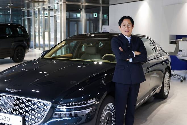 최진성 서대문중앙지점 영업이사가 10일 기념촬영을 하고 있다. 현대차 제공