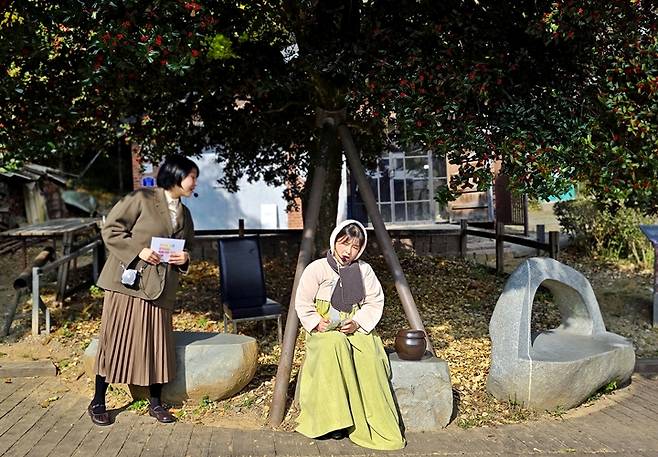 연극형 도보 투어는 관객과 어울려 진행된다. 복순이로 분한 주현지 씨가 김장독을 들고 있다.