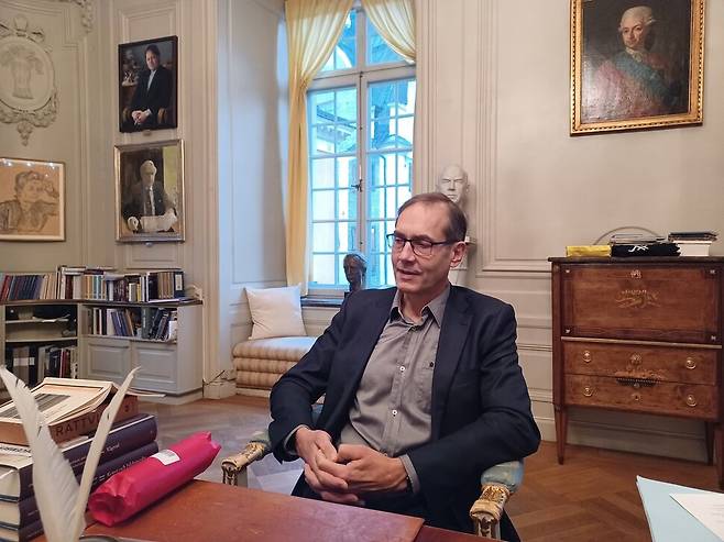 스웨덴 한림원의 마츠 말름 사무처장이 책과 초상화 등으로 둘러싸인 3층 집무실에서 9일 한겨레와 인터뷰하고 있다. 뒤편 벽면에 한림원을 세운 스웨덴 왕 구스타프 3세의 초상화가 걸려 있다. 임인택 기자 imit@hani.co.kr