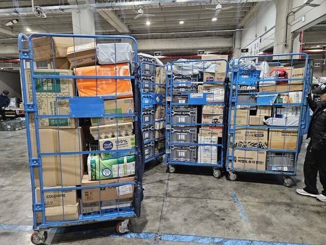 롤테이너(대형 끌개)에 가득 담긴 배송 예정 물품들. 같은 라우트(배송 지역)를 담당하는 택배기사들이 다시 이 물품을 분류해 각자의 트럭에 적재한다. 류석우 기자