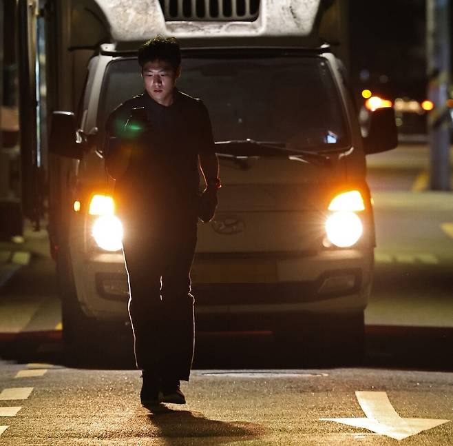 2025년 11월13일 서울 송파구에서 심야배송을 하는 한겨레21 류석우 기자가 휴대전화로 배송지와 물품 등을 확인하며 뛰어가고 있다. 이종근 선임기자 root2@hani.co.kr