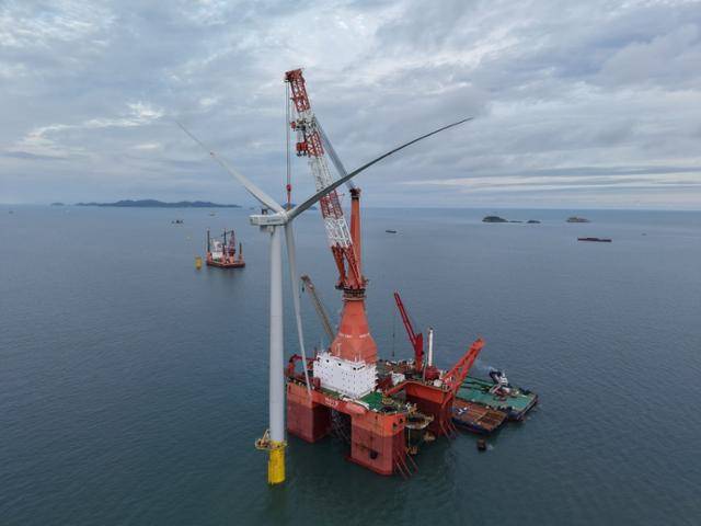 전남 영광군 낙월해상풍력 발전기에 터빈이 설치되고 있다. 낙월해상풍력 제공