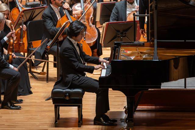 피아니스트 임윤찬이 4일 예술의전당 콘서트홀에서 산타 체칠리아 오케스트라와 라벨 피아노 협주곡을 연주하고 있다. 이날 고요한 2악장에서 휴대폰 유튜브 영상 소리가 크게 울려 퍼져 연주하던 임윤찬이 객석을 힐끗 쳐다보기도 했다. 빈체로 제공