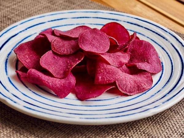 보랏빛 고구마는 안토시아닌, 베타카로틴 등이 풍부해 피부에 좋지만 기름에 가공하는 방식의 섭취는 영양소가 줄고 열량이 높아져 자제해야 한다./사진=클립아트코리아