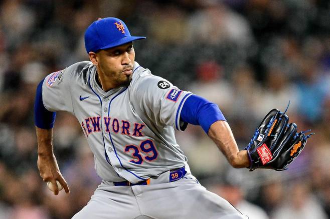 <yonhap photo-7018="">뉴욕 메츠를 떠나 LA 다저스로 향하는 에드윈 디아스. [AFP=연합뉴스]</yonhap>