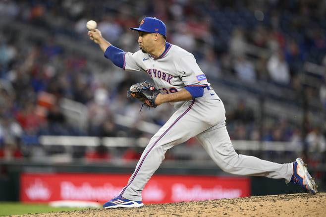 <yonhap photo-2933=""> New York Mets relief pitcher Edwin Diaz throws during the ninth inning of a baseball game against the Washington Nationals, Saturday, April 26, 2025, in Washington. (AP Photo/Nick Wass)/2025-04-27 09:31:50/ <저작권자 ⓒ 1980-2025 ㈜연합뉴스. 무단 전재 재배포 금지, AI 학습 및 활용 금지></yonhap>