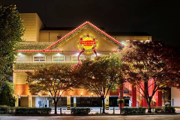 연말을 맞아 화려하게 꾸민 아웃백 잠실점. [사진=다이닝브랜즈그룹]