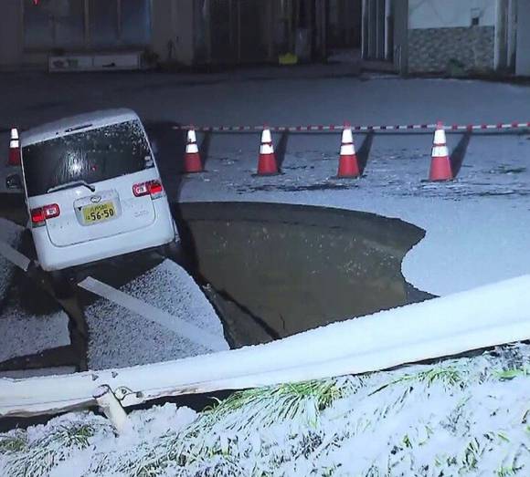 아오모리 현에서 지진으로 인해 피해 받은 자동차. [사진=X 갈무리]