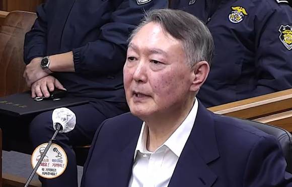 윤석열 전 대통령이 지난 11월 19일 서울중앙지방법원에서 열린 한덕수 전 국무총리의 내란 재판에 증인으로 출석해 한 전 총리가 계엄 선포에 반대했다는 취지로 증언하고 있다.  [사진=연합뉴스]