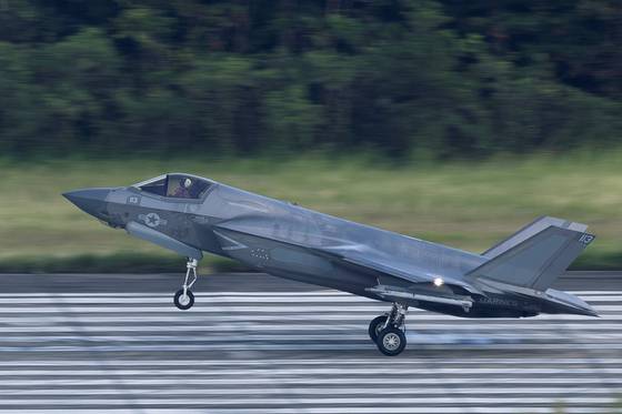 보고서는 미국의 최신 전투기 F-35가 개발과 시험 과정에 약 20년이 걸린 끝에 미 국방부로부터 양산 승인을 받았다고 지적했다. 로이터=연합뉴스