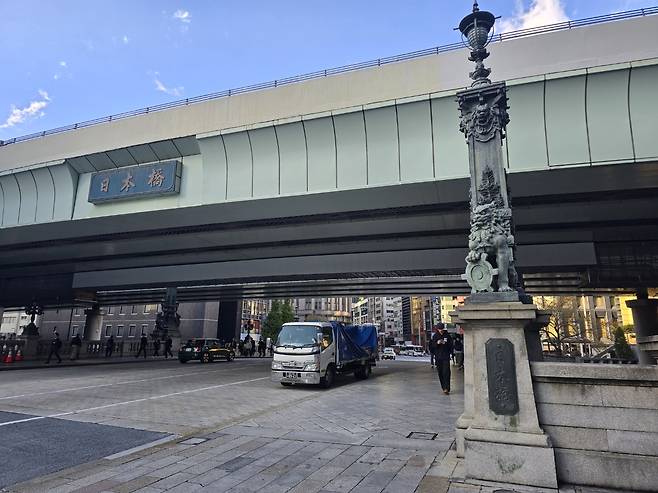 재개발사업이 진행되는 일본 도쿄의 니혼바시교 모습. 도쿄=강갑생 기자