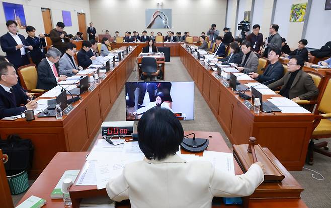 10일 국회에서 열린 과학기술정보방송통신위원회 전체회의에서 과방위원장인 더불어민주당 최민희 의원이 안건을 상정하고 있다. /연합뉴스