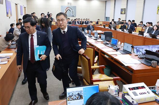 10일 국회에서 열린 과학기술정보방송통신위원회 전체회의에서 최형두 간사를 비롯한 국민의힘 의원들이 퇴장하고 있다. /연합뉴스