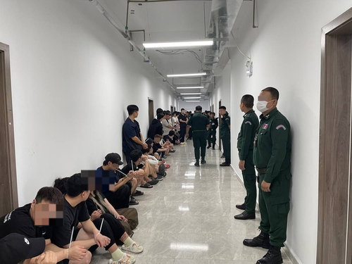 ▲ 캄보디아 범죄단지서 검거된 한국인 피싱범들. 경찰청 제공