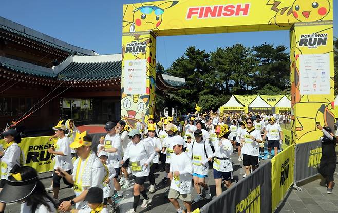 제주 서귀포시 중문관광단지에서 열린 '포켓몬 런' 참가자들이 힘차게 출발하고 있다. 사진=뉴스1