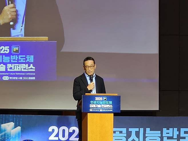 김천성 SK하이닉스 부사장이 10일 서울 소공동 롯데호텔에서 열린 '2025 인공지능 반도체 미래기술 컨퍼런스'에서 회사의 SSD 기술에 대해 설명하고 있다.  /사진=한경DB