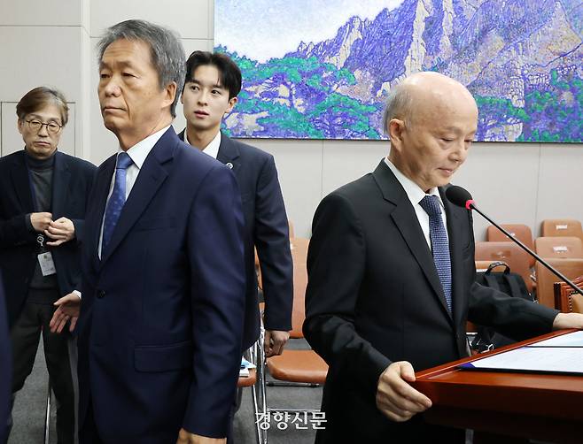 김용원 국가인권위원회 상임위원(왼쪽에서 두번째)이 지난달 5일 국회 운영위원회 국정감사에서 증인선서를 거부하자 위원장 명령으로 퇴장하고 있다. 오른쪽은 안창호 국가인권위원장. 박민규 선임기자