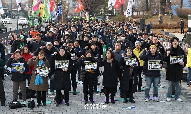 ‘김용균 7주기 추모결의대회’에서 고 김용균씨의 어머니 김미숙씨를 비롯한 참석자들이 구호를 외치고 있다.