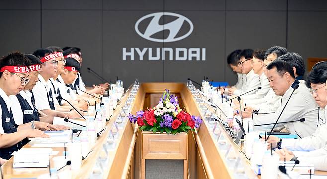 Representatives of management and labor at Hyundai Motor hold the opening session for this year’s wage and collective bargaining talks at the company’s Ulsan plant on June 18. [HYUNDAI MOTOR]