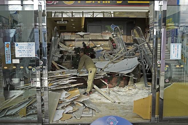 A worker cleans up inside a commercial facility in Hachinohe in Aomori Prefecture, northeastern Japan, Dec. 9, following a strong earthquake the previous night, in this photo taken by Kyodo. [REUTERS/YONHAP]