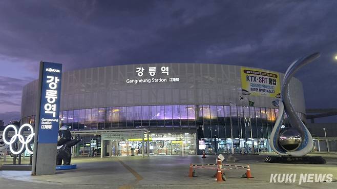 겨울철 강릉을 찾는 관광객돠 시민들을 대상으로 하는 '2025 강릉크리스마스축제'가 오는 20일부터 25일까지 6일간 월화·안목커피거리 등에서 열려 크리스마스 마켓과 체험 프로그램을 비롯, 회전목마·캐롤버스킹 등 다양한 즐길 거리로 꾸며진다. 강릉역.