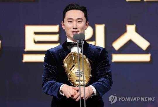 골든글러브 수상 소감 말하는 신민재 / 사진=연합뉴스