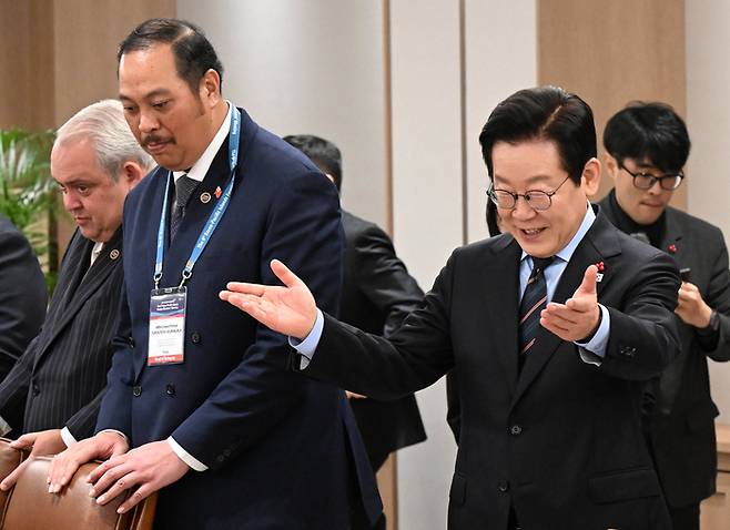 이재명 대통령이 10일 용산 대통령실에서 제6차 한-태평양도서국 외교장관회의 참석을 위해 방한한 태평양도서국 외교장관 일행을 접견해 자리를 권하고 있다.  김호영기자