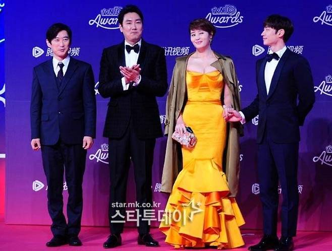 2016년 ‘tvN 10 어워즈’에 참석한 ‘시그널’ 배우들. 사진|스타투데이DB