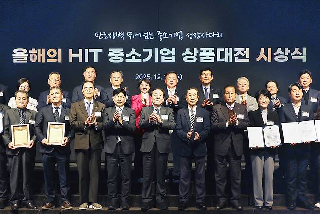 10일 서울 여의도 중소기업중앙회에서 열린 '2025년 올해의 HIT 중소기업 상품대전 시상식'에서 참석자들이 기념촬영을 하고 있다. 앞줄 왼쪽 셋째부터 권혁홍 중기중앙회 부회장, 김재진 홈앤쇼핑 경영부문장, 김기문 중기중앙회장, 장대환 매경미디어 회장, 손인국 KBIZ중소기업사랑나눔재단 이사장. 김재훈 기자
