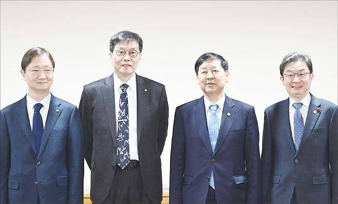 지난 11월 28일 구윤철 부총리 겸 기획재정부 장관이 시장상황점검회의에서 이찬진 금융감독원장, 이창용 한국은행 총재, 이억원 금융위원장과 기념 촬영을 하고 있다. (기획재정부 제공)