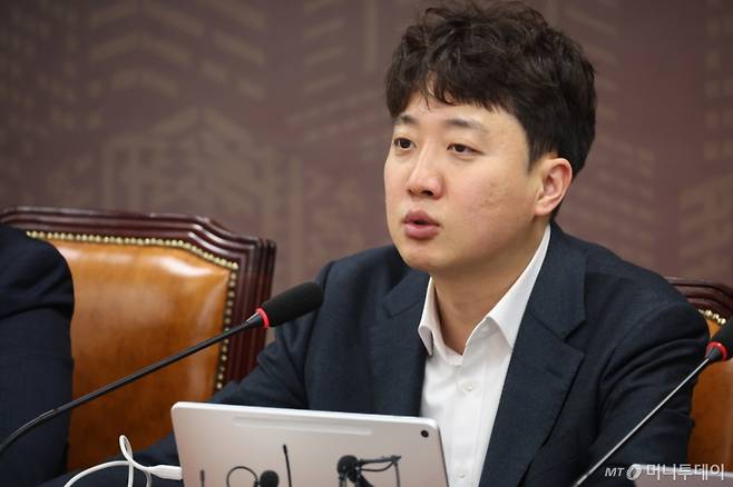 [서울=뉴시스] 조성봉 기자= 이준석 개혁신당 대표가 27일 오전 서울 여의도 국회에서 열린 최고위원회의에서 발언을 하고 있다. 2025.11.27. suncho21@newsis.com /사진=조성봉
