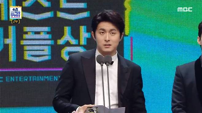 개그우먼 박나래가 불법 의료 시술 의혹을 받는 가운데, 그와 절친한 웹툰작가 기안84이 2019년 12월 진행된 'MBC 연예대상'에서 링거를 맞은 박나래에 대해 언급한 것이 재조명 되고 있다./사진='MBC 2019 연예대상' 방송 화면