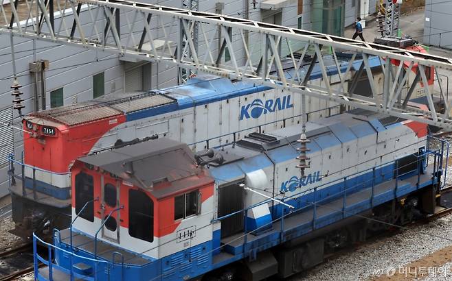 [서울=뉴시스] 최진석 기자 = 전국철도노동조합 총파업을 하루 앞둔 10일 서울 한 코레일차량사업소에  기관차가 정차해 있다. 전국철도노동조합은 임금교섭 결렬에 따라 11일 오전 9시부터 무기한 총파업에 돌입하겠다고 밝혔다. 2025.12.10. myjs@newsis.com /사진=최진석