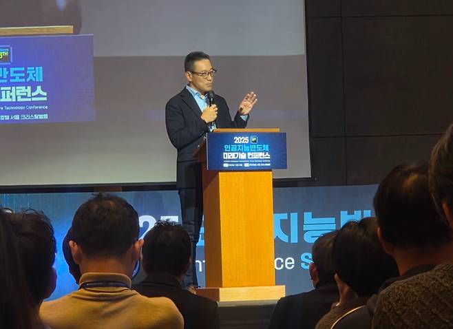 김천성 SK하이닉스 솔루션 개발담당 부사장이 10일 서울 중구 롯데호텔에서 열린 '2025 인공지능반도체 미래기술 컨퍼런스(AISFC)'에서 발표를 진행하고 있다./사진=최지은 기자