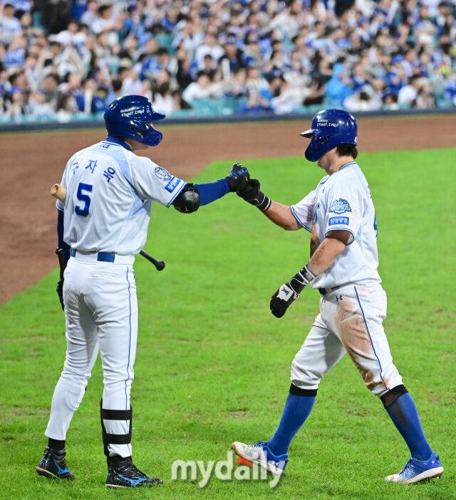 2025년 10월 14일 오후 대구 삼성라이온즈파크에서 열린 '2025 신한 SOL Bank KBO 포스트시즌' SSG 랜더스와 삼성 라이온즈의 준플레이오프 4차전 경기. 삼성 2루 주자 강민호가 3회말 1사 1.2루에서 김지찬의 1타점 적시타 때 홈을 밟은 뒤 구자욱의 축하를 받고 있다./마이데일리